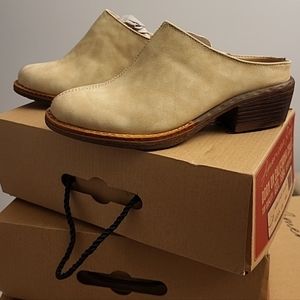 Women's Milk color Shoes Mules Clogs. American Rag US size 6. New w/tags & box.